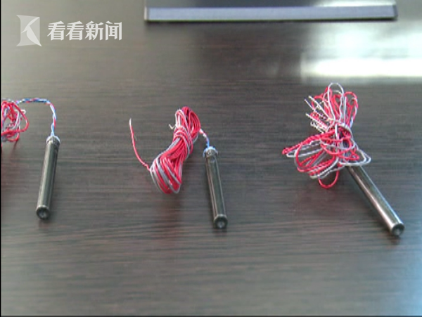 在民警到来后男子才配合检查，结果民警从他的袜子里查获3枚电子雷管以及导火线。