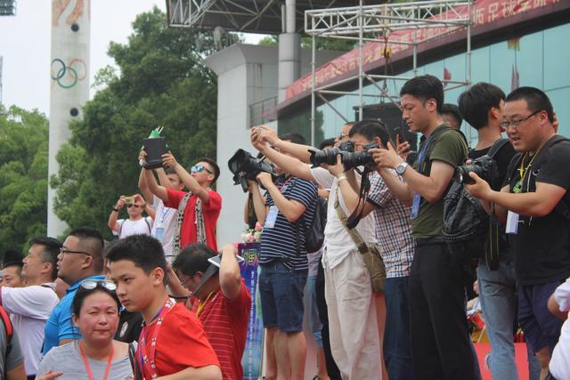 罗纳尔多江西球迷见面会暨足球学院揭牌仪式在