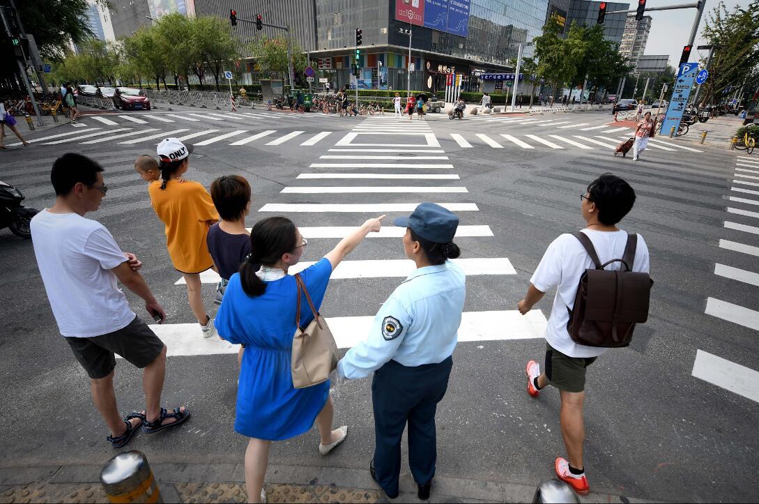 记者了解到，石景山区选取鲁谷西街与政达路交叉路口作为试点，该路口位于石景山区东部，路口周边有万达商城、万达嘉华酒店、CRD银座、北方中惠国际中心等多个商厦写字楼，上班人流密集，晚上及节假日到万达商城购物游玩的人流也十分集中。