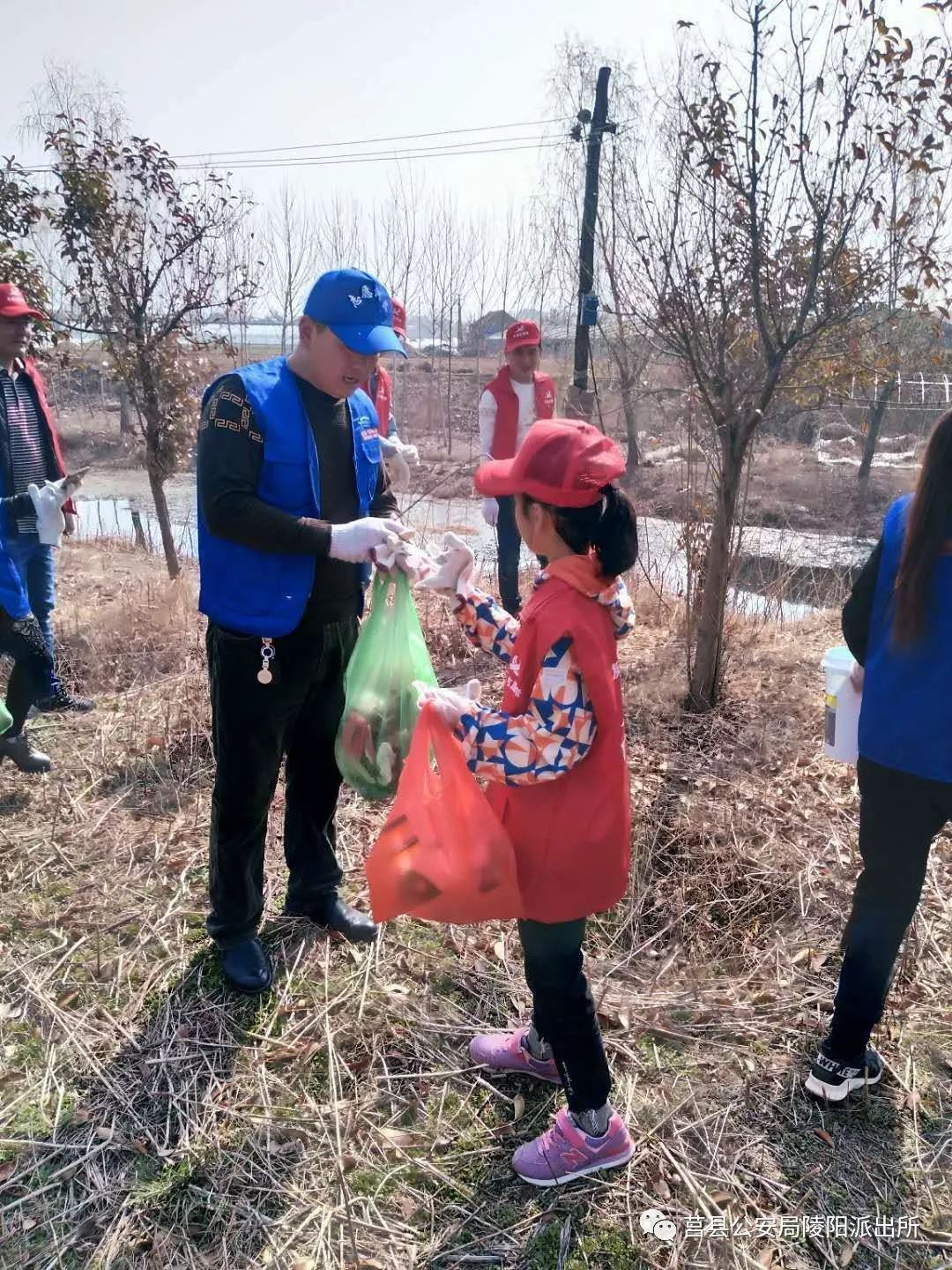 陵阳平安志愿服务队开展巡河环保活动
