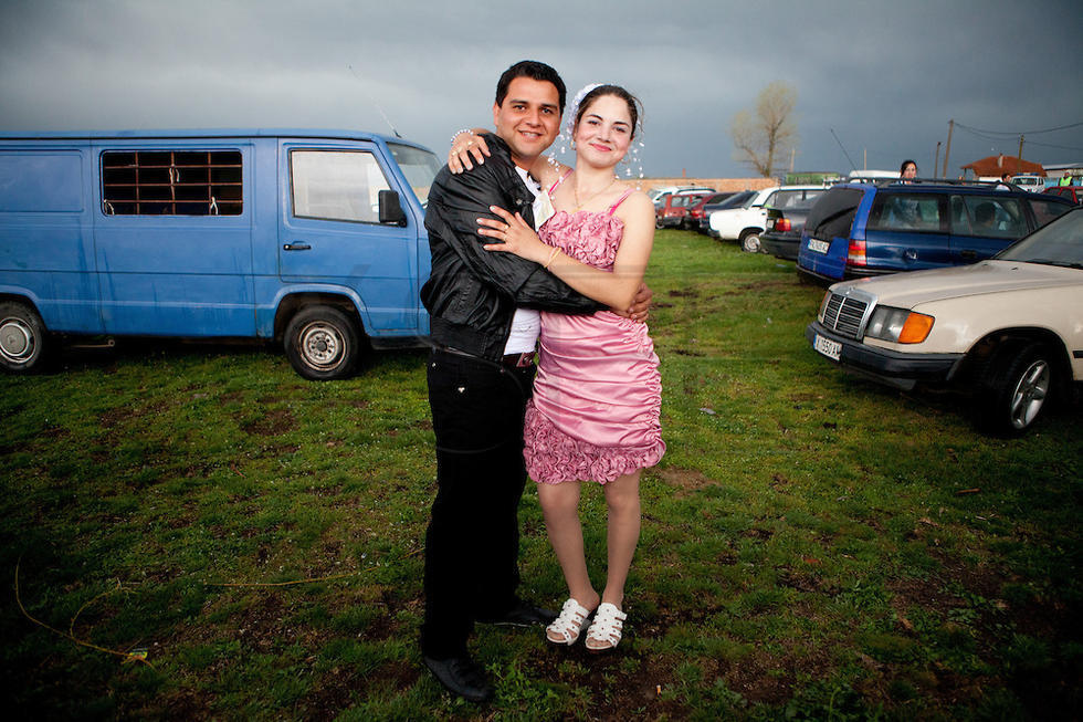 集市上的男女通常都十分年轻，为了养家糊口，他们不得不早早结婚。