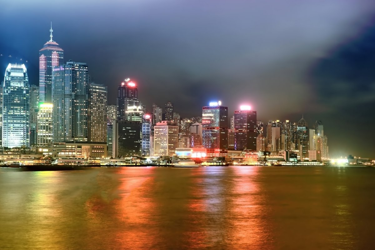 如今，香港的建筑显得更高，使用大量玻璃和钢铁建成。
