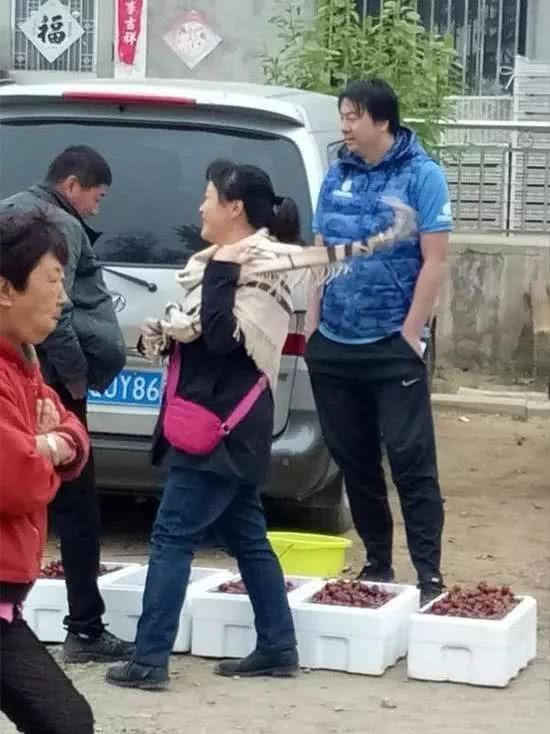 38岁的郑智是国足现任队长,37岁的安琦当街卖