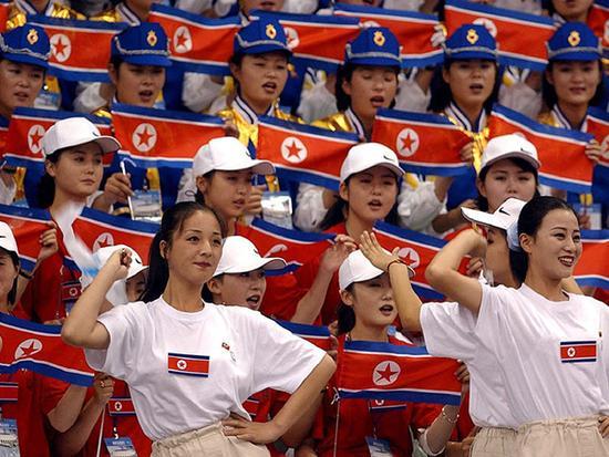 她们来了!时隔13年 朝鲜美女拉拉队再次赴韩