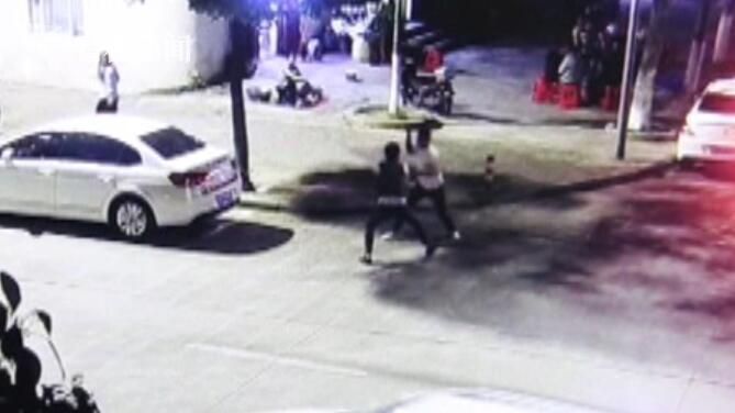 视频|怀疑老婆有外遇 男子当街挥长刀砍断小三