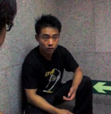 他两获体操金牌,却因偷窃入狱4年,在地铁凄凉