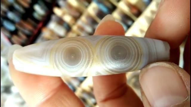 如果玛瑙的同心圆花纹比较完整,那就适合打磨成天珠的形状