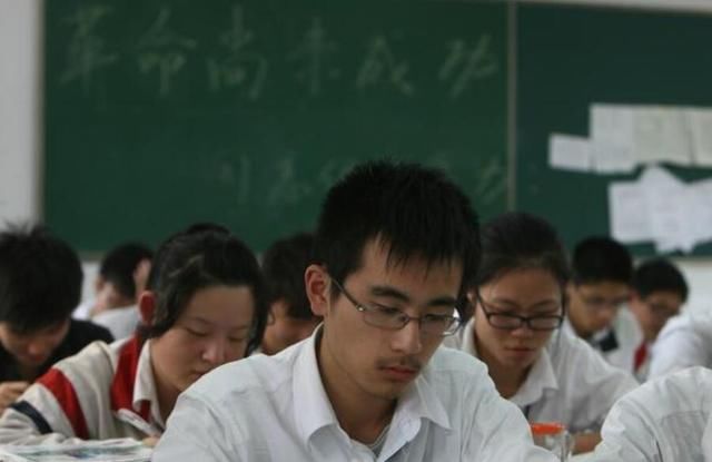 同学聚会,班长规定不允许喝酒,饭毕,隔壁桌传来