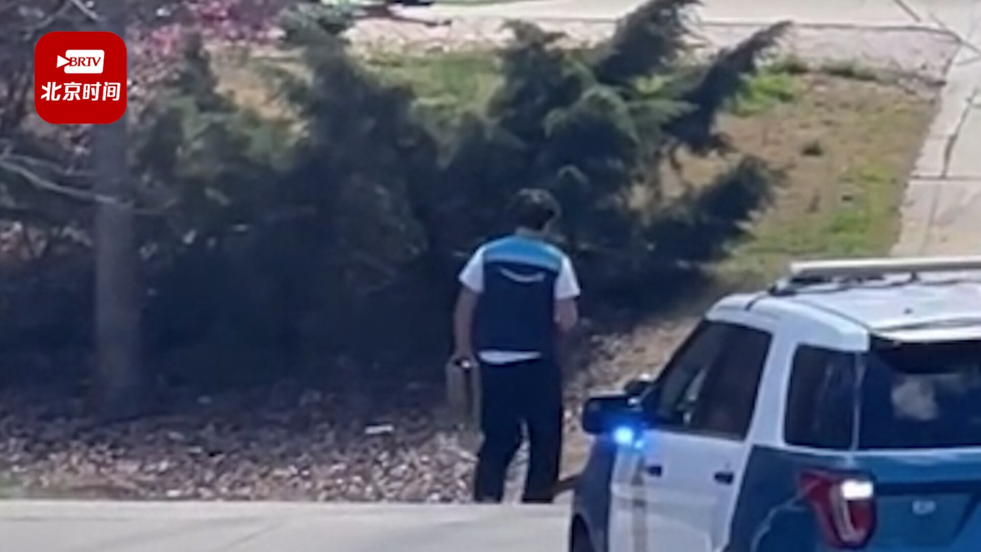美国警匪持枪对峙现场 一快递小哥穿梭其间淡定送货