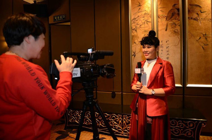 娜就说吧:乌克兰向中国文化 界知名人士颁中乌