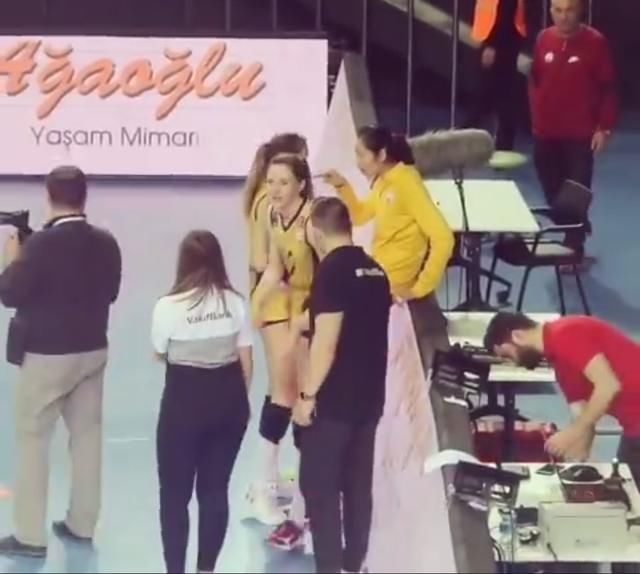 朱婷赛后教罗宾逊中文!两人谈笑风生外加朱婷