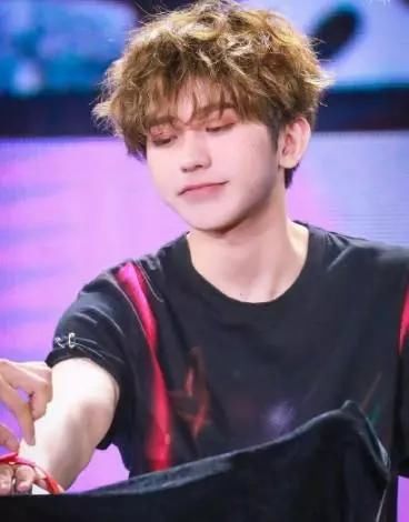 蔡徐坤粉丝抄袭易烊千玺应援曲?粉丝们的处理