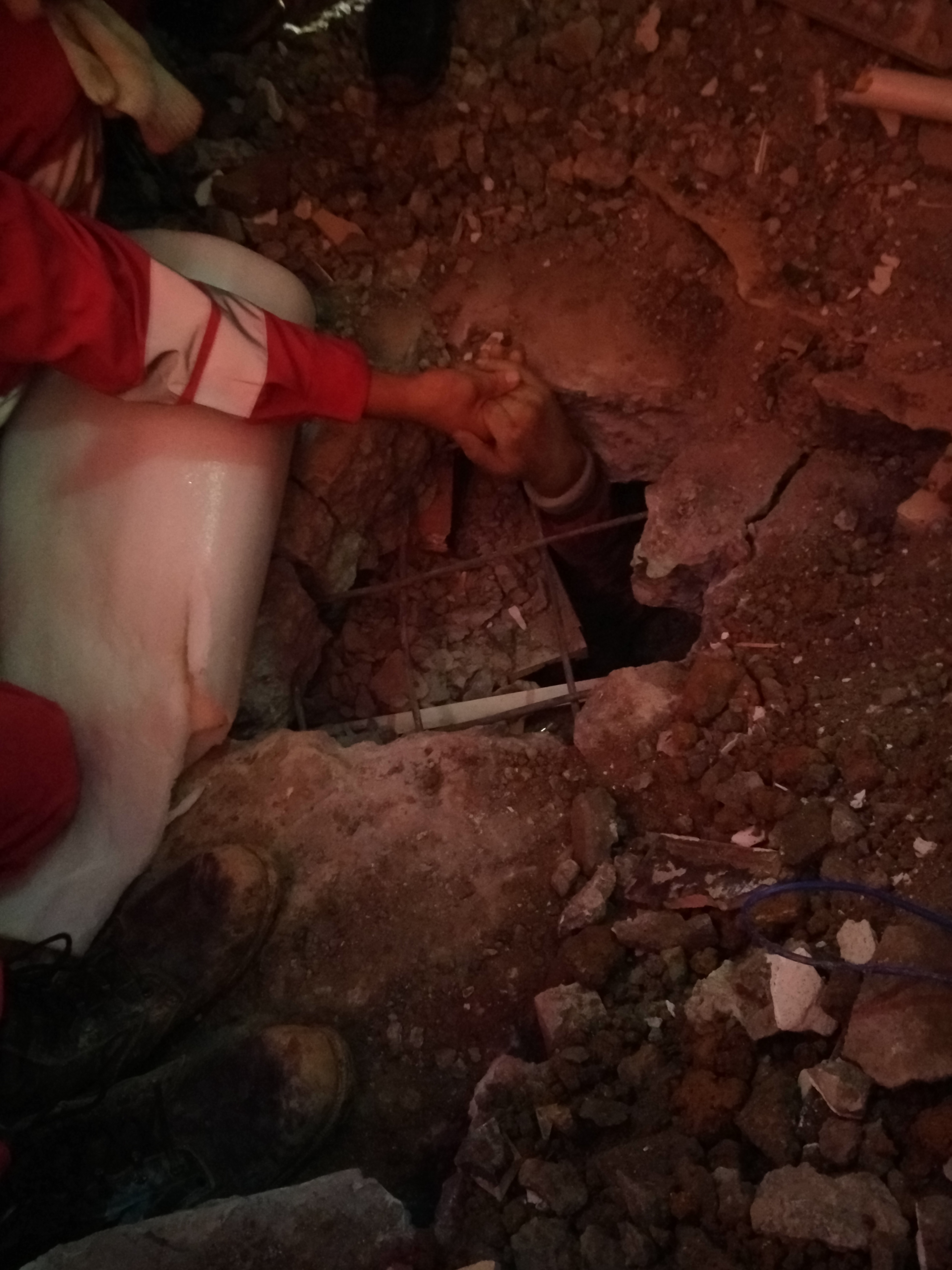 武警水电部队官兵在深圳光明新区“12.20”滑坡抢险中救出唯一一名幸存者。罗星星摄