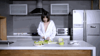 其实每天早上醒来看见有这样的媳妇给你做饭挺好的