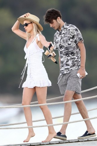 组图:女星妮可拉·佩尔茨与小5岁男友出街秀恩爱