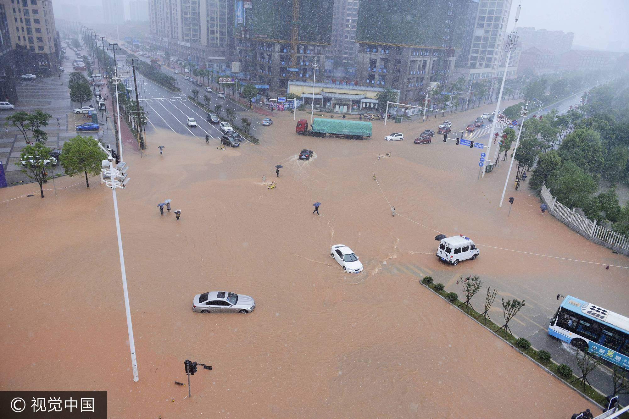 當日,暴雨致長沙城區多處內澇.