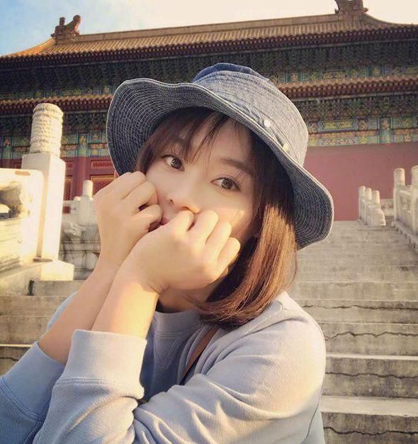 袁姗姗踩古迹被批没素质!别人扶的地方上脚踩