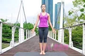 半月式瑜伽有效减腰腹脂肪:半月式瑜伽动作图