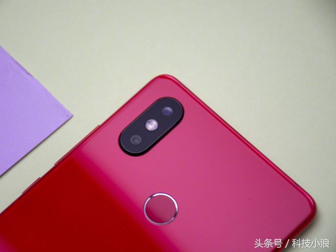 一组红色小米8SE 外观图分享给大家,转