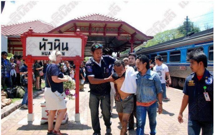 男子泰国火车站持刀疯砍乘客 被群众合力制服 男子泰国火车站持刀疯砍乘客 被群众合力制服