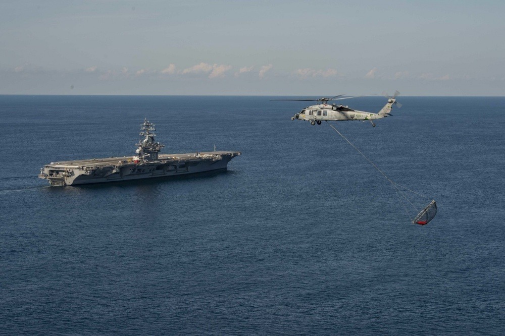 “海鹰”直升机顺利将其捞起，准备空运至航空母舰甲板上。
