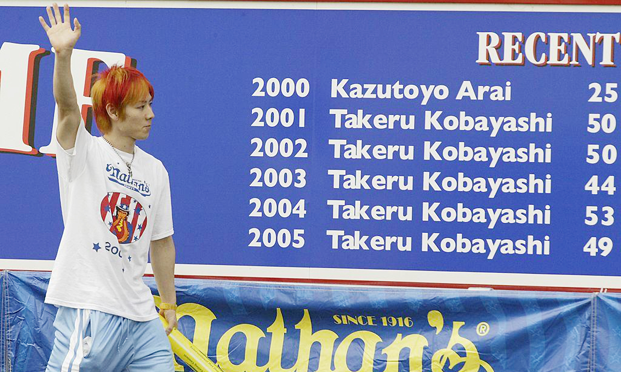 直到2007年,小林尊遇到了强敌乔伊·切斯特纳,09年更是在加时赛里惜败,连续三年败北似的小林尊的实力和状态开始下滑。图为2005年小林尊第五年蝉联该赛冠军。