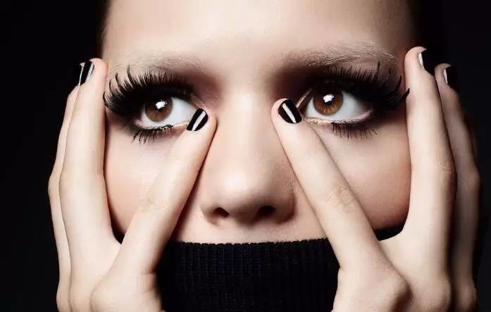 又学一招明星同款的美睫自拍术!