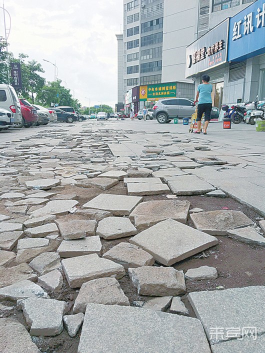 江临天下小区东门附近路段的人行道地砖碎裂情况严重.
