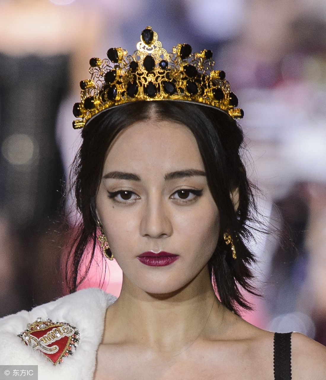 迪丽热巴走秀照,这妆画的太浓了,网友:热巴被化