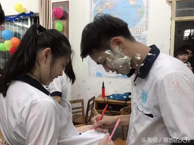 毕业季,谁家学校最煽情?看到同系的男生穿婚纱