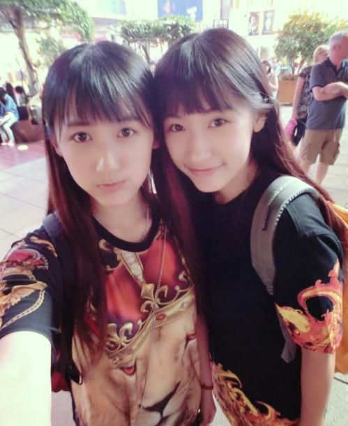 图为双胞胎姐妹校花合照.