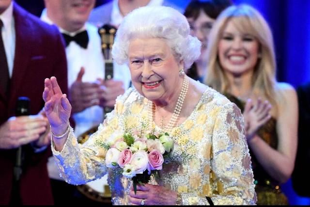 英国女王死不退位,扔给查尔斯王子一个虚衔聊