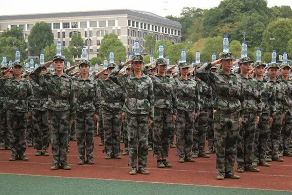 9月24日下午三点，湖南第一师范学院召开了2017级新生开学典礼暨军训总结表彰大会。军训汇报演出中，27支新生连队中出现了一个头顶水瓶的表演连队。他们头顶水瓶，完成整套军训汇报演出动作。（来源：环球网）