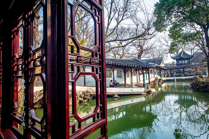 漫步在假山旁,逡巡在长廊下,厅堂水榭,花雨楼台,一步一景,都浸晕着