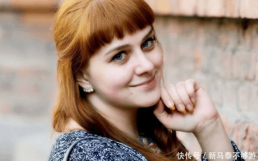 中国游客去乌克兰旅游,偶遇美女在街头举牌子