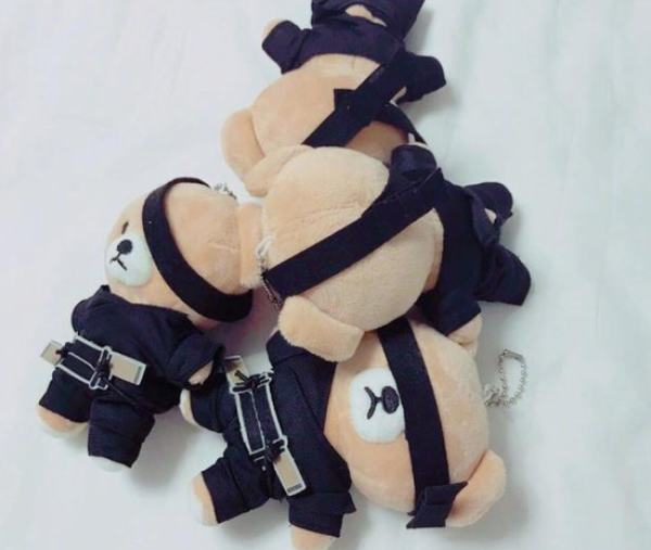 吴京儿子做手工自嗨 把小熊玩偶当海盗捆起来