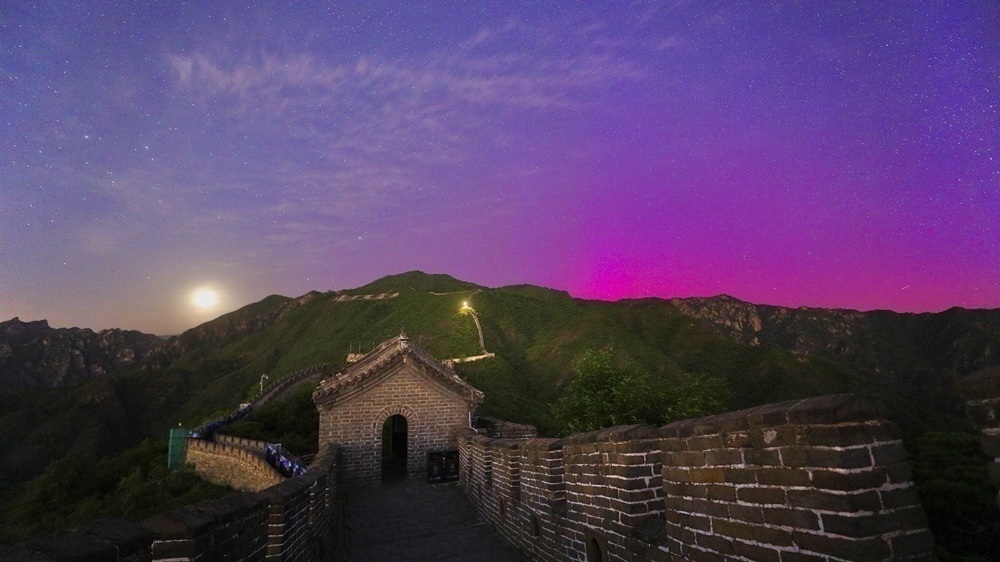 绝美!我国多地出现罕见极光 古老长城与紫色极光同框 绝美!我国多地出现罕见极光 古老长城与紫色极光同框