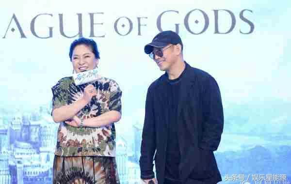 70岁向华强全家照曝光,两个儿子差距太大,大女