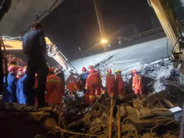 无锡高架桥侧翻事故致3死 桥梁两侧填土防二次倾倒(图2) 无锡高架桥侧翻事故致3死 桥梁两侧填土防二次倾倒(图2)