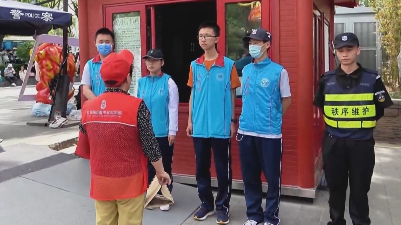 什刹海志愿者：用老北京的热心肠温暖游客出行路