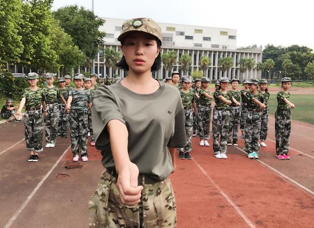 成都实外女教官军训霸气外露 初三学生直升高中本部拼洪荒之力