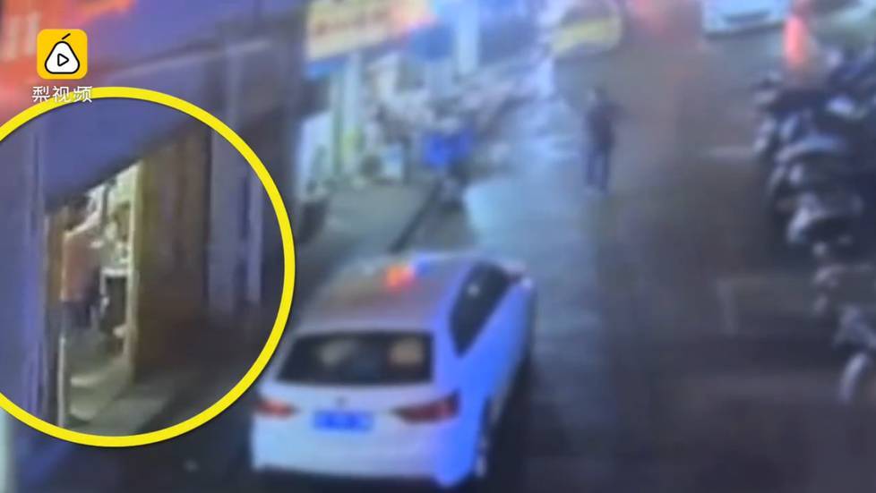 有男人进去后，该“美容院”就锁门。