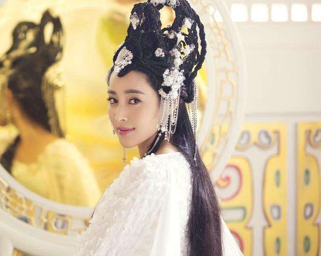 反正得到了皇上的反感,有一次,皇上去外面打仗,冯妙莲做了一个巫师,咒