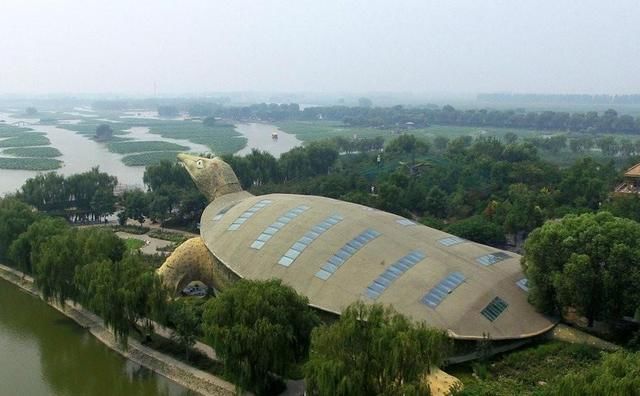 在白洋淀大观园内,有一只巨型"甲鱼",名为"金鳖馆",俯瞰实为壮观,背上