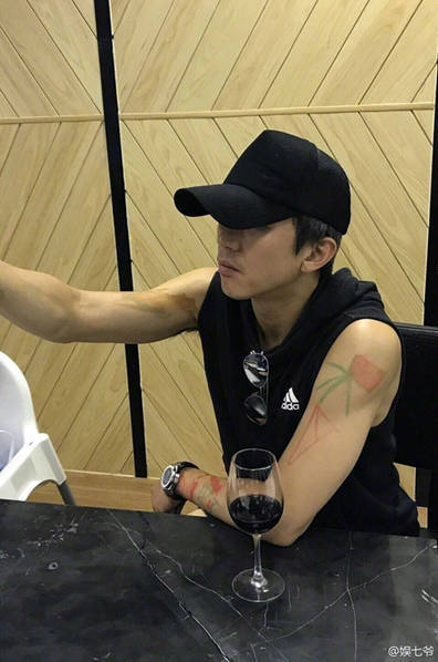 邓超带儿女出游,胳膊上的水彩纹身意外吸睛,