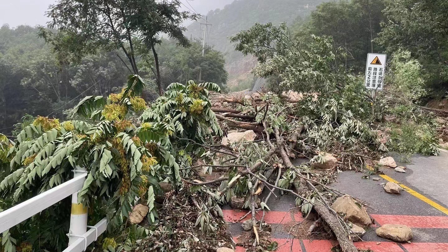 北京门头沟G234国道潭王段道路抢通进行中