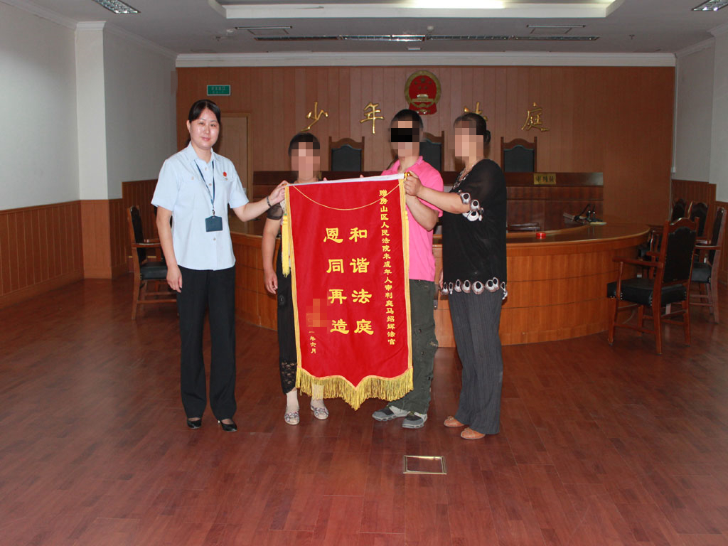 学生怒扎宿管 法官恩同再造