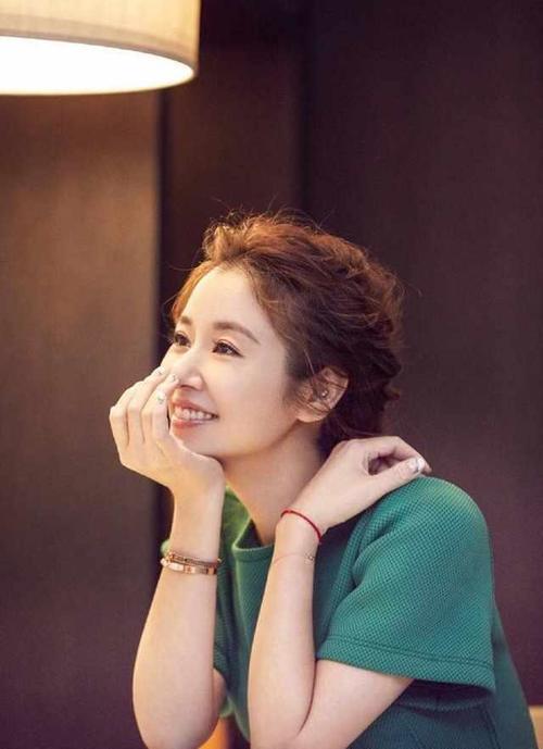 42岁林心如新发型气场全开,搭配一条绿裙子,美