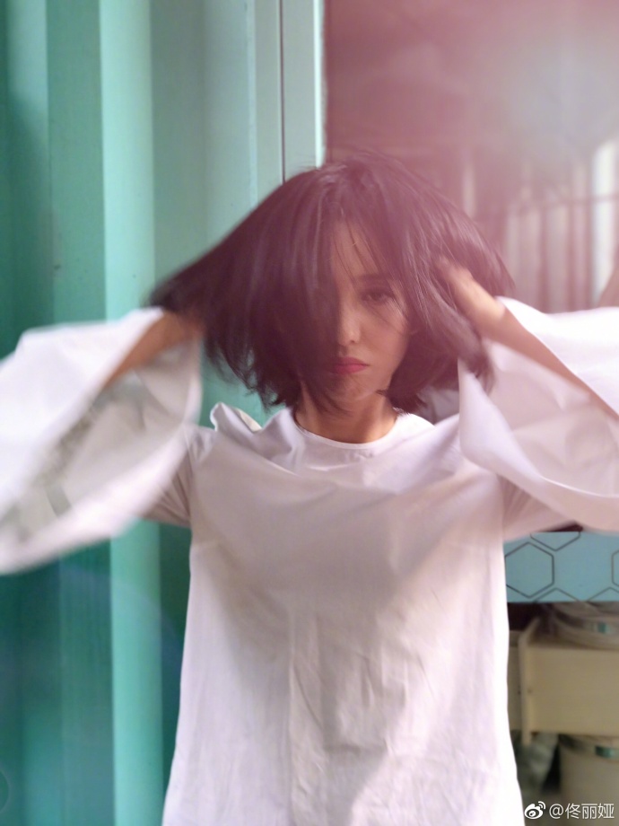 佟丽娅晒美照竟长了白头发 网友:这么美陈思诚还出轨