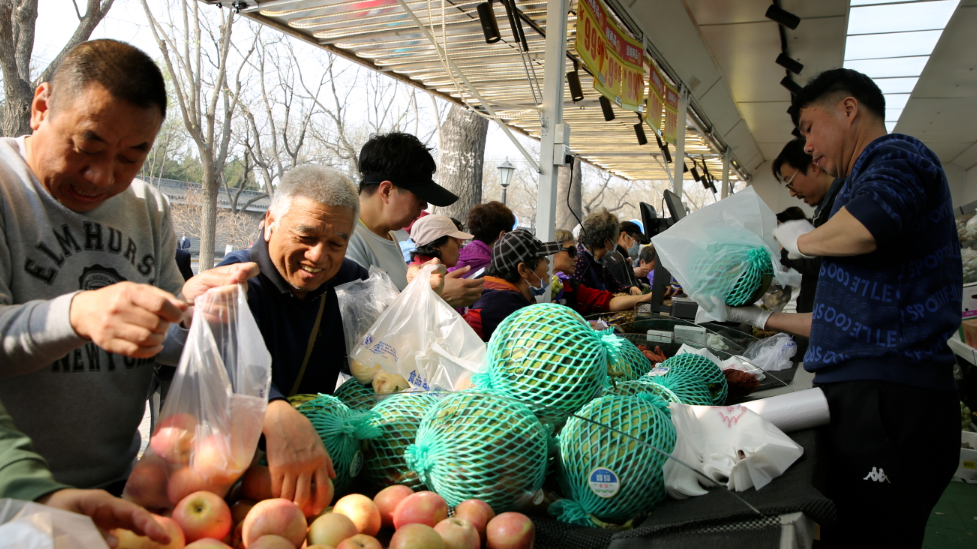 “蔬菜大巴”开进社区，居民买菜更方便了！